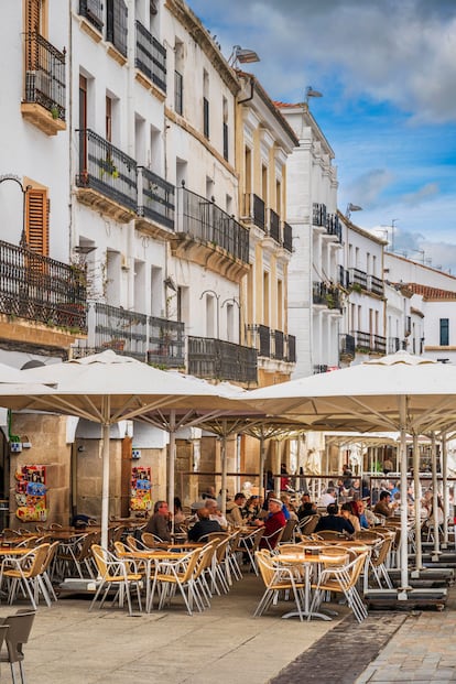 Terrazas en la Plaza Mayor de Cáceres.