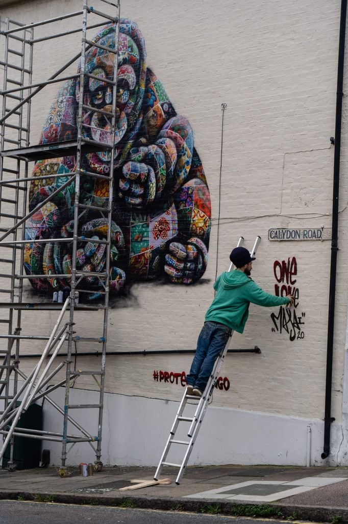 chico pintando mural londres