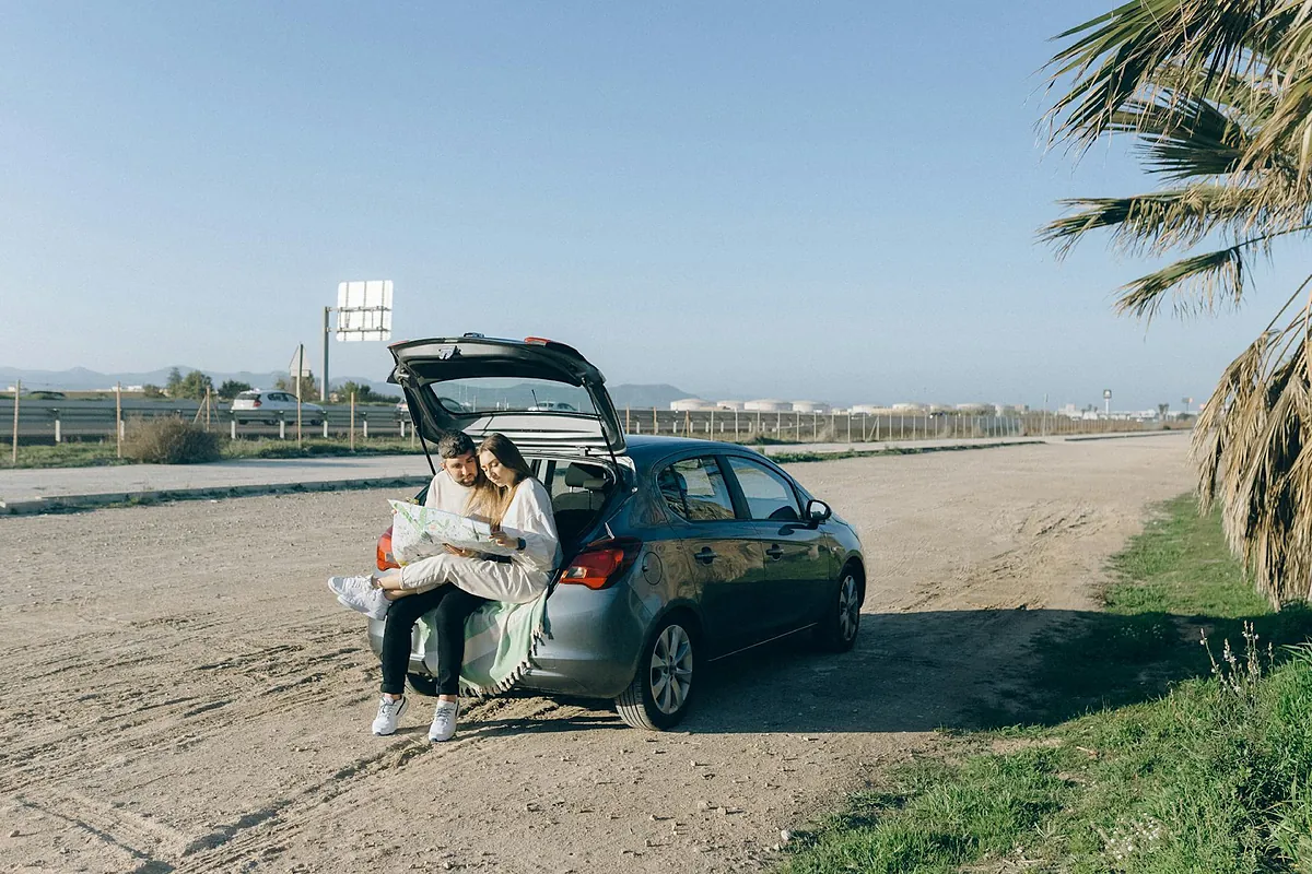 La ranura de emergencia escondida en el coche que puede salvarte la vida