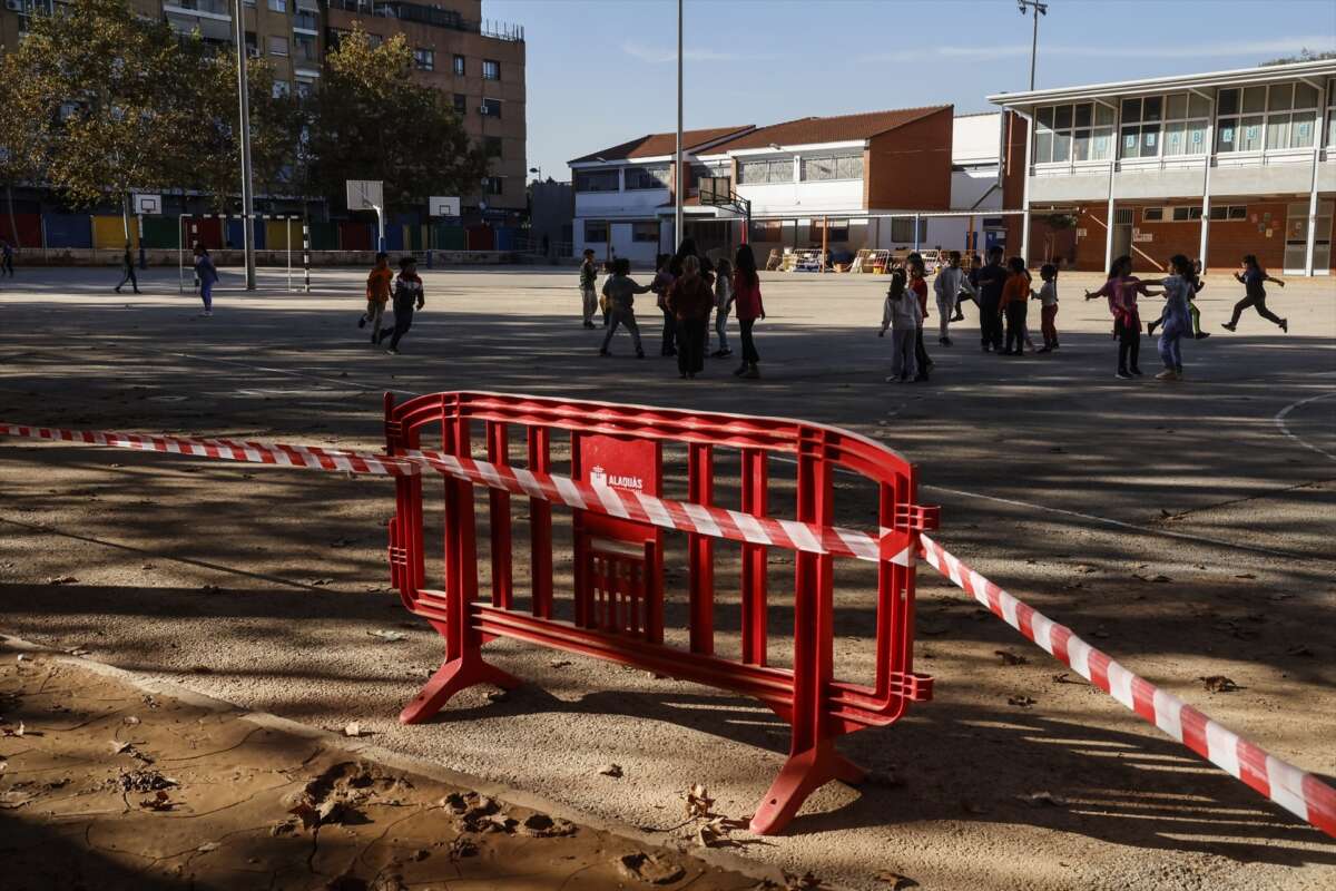 Escuelas temporales y recursos básicos, claves para garantizar la educación de los niños afectados por la DANA. Foto: Rober Solsona / Europa Press