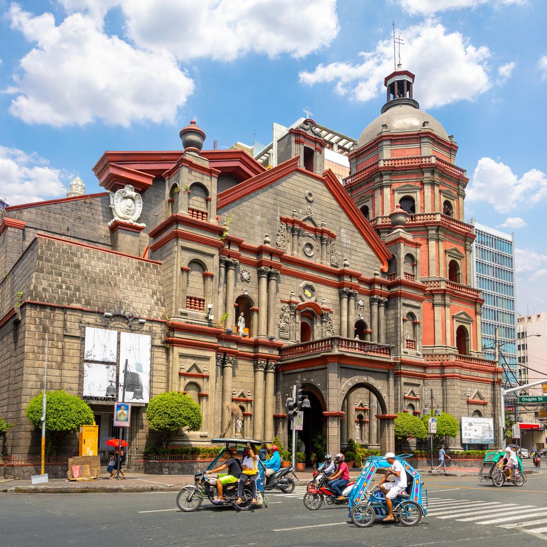 Iglesia Binondo y tuk-tuk en Manila, Filipinas