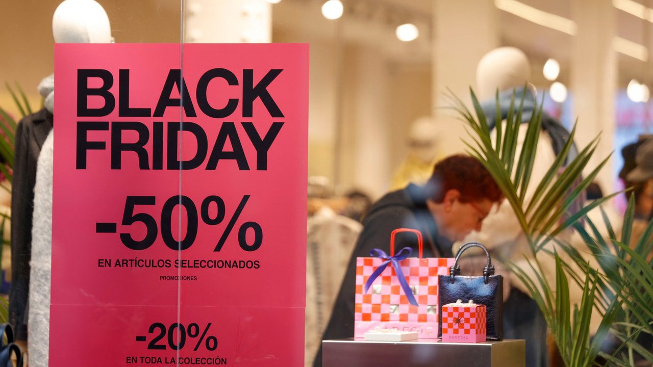 Recomiendan comprobar los precios de días anteriores al Black Friday para evitar estafas