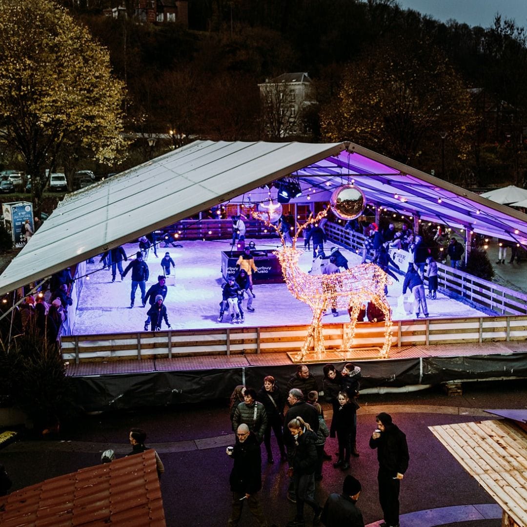 Pista de hielo en el mercado navideño de Durbuy, Bélgica