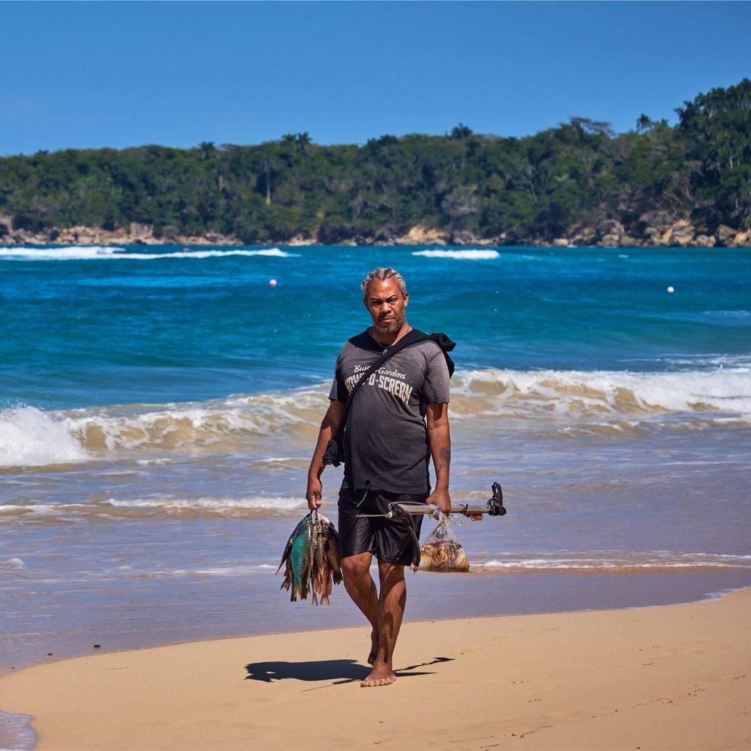 Pescador en Playa Preciosa, en la región de Río San Juan, República Dominicana