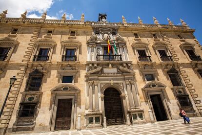 El exterior de la Real Chancillería, antigua Audiencia levantada en tiempos del nieto de los Reyes Católicos, y hoy el Tribunal Superior de Justicia andaluz. 