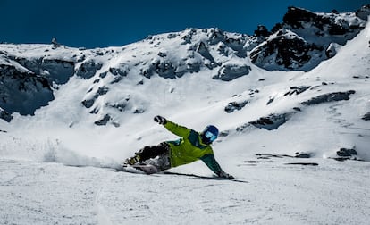 Un skieur descend l'une des pentes de la station de Sierra Nevada.