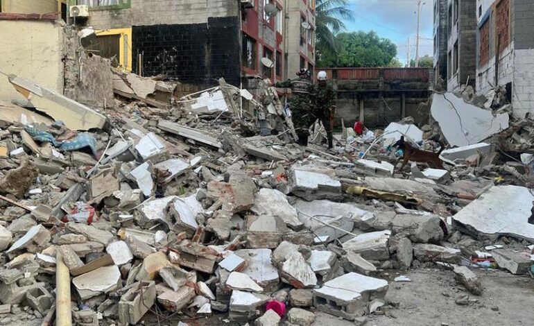 Un edificio se viene abajo en Colombia dejando una mujer muerta y cuatro niños heridos