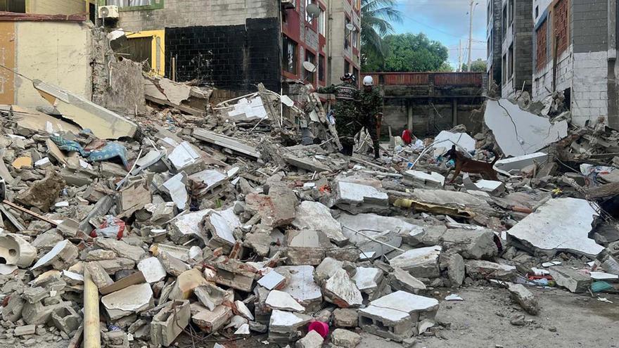 Un edificio se viene abajo en Colombia dejando una mujer muerta y cuatro niños heridos