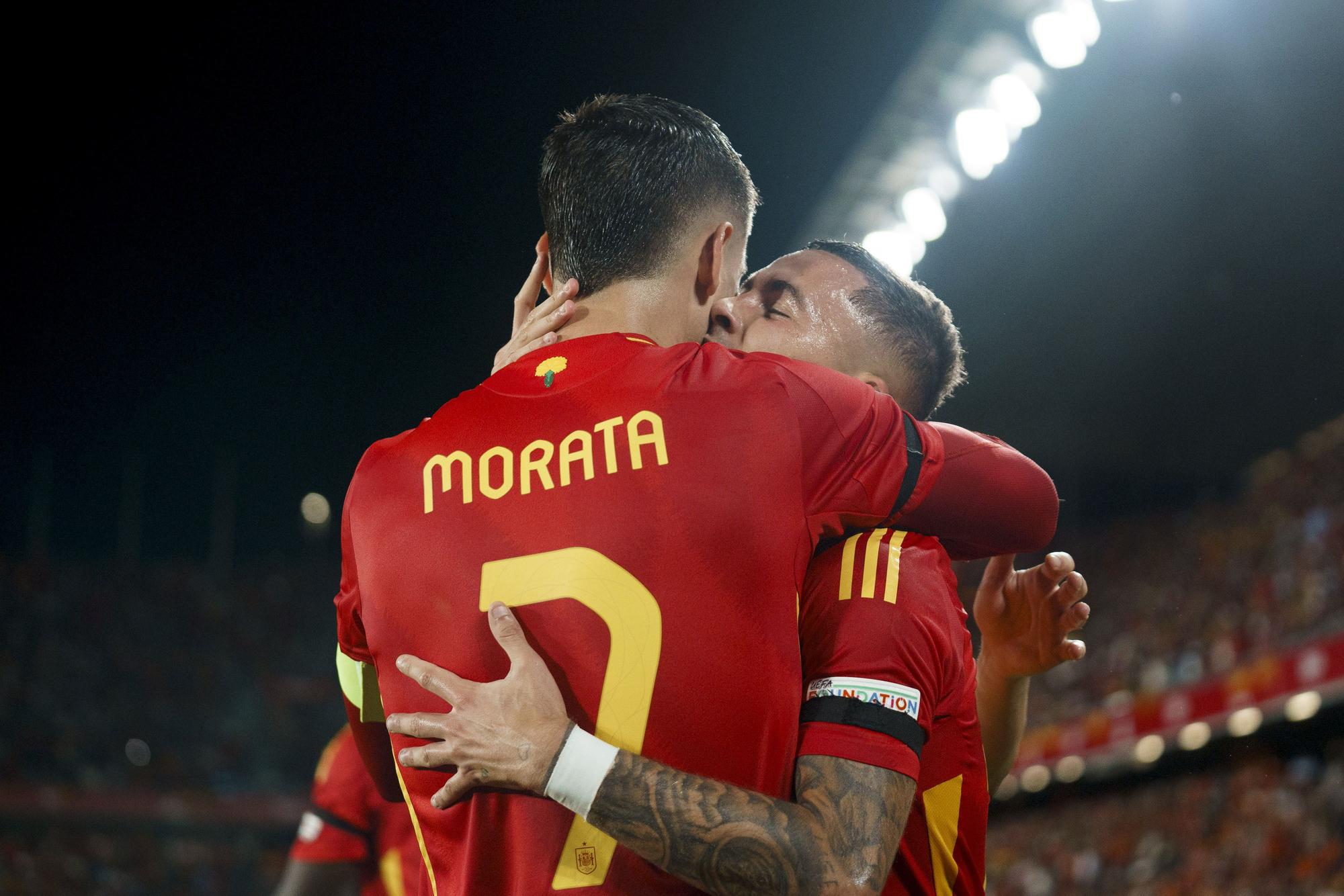 SANTA CRUZ DE TENERIFE, 18/11/2024.- Los jugadores de la selección española, Yeremy Pino (d) y Álvaro Morata, celebran el primer gol de la selección española durante el partido de la sexta jornada de la Liga de las Naciones de la UEFA disputado este Lunes en el estadio Heliodoro Rodríguez López de Santa Cruz de Tenerife ante Suiza EFE/Ramón de la Rocha