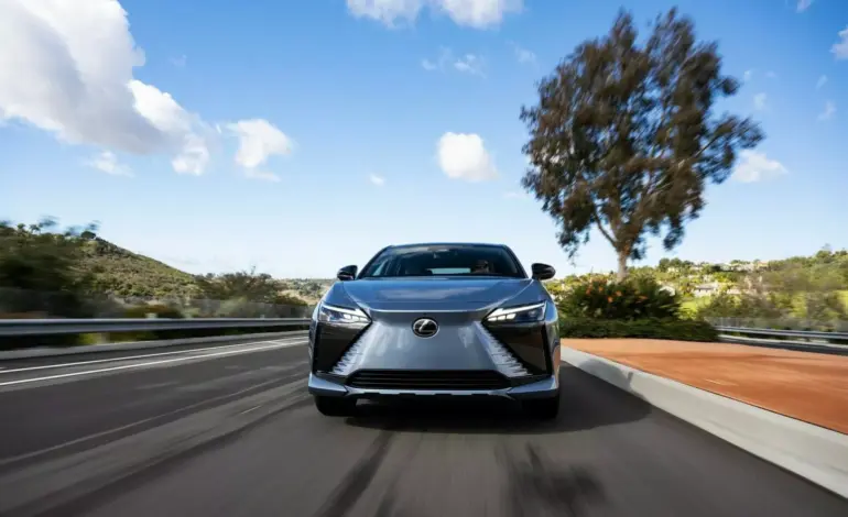 El Lexus RZ se actualiza para ser más barato que su ‘hermano pobre’