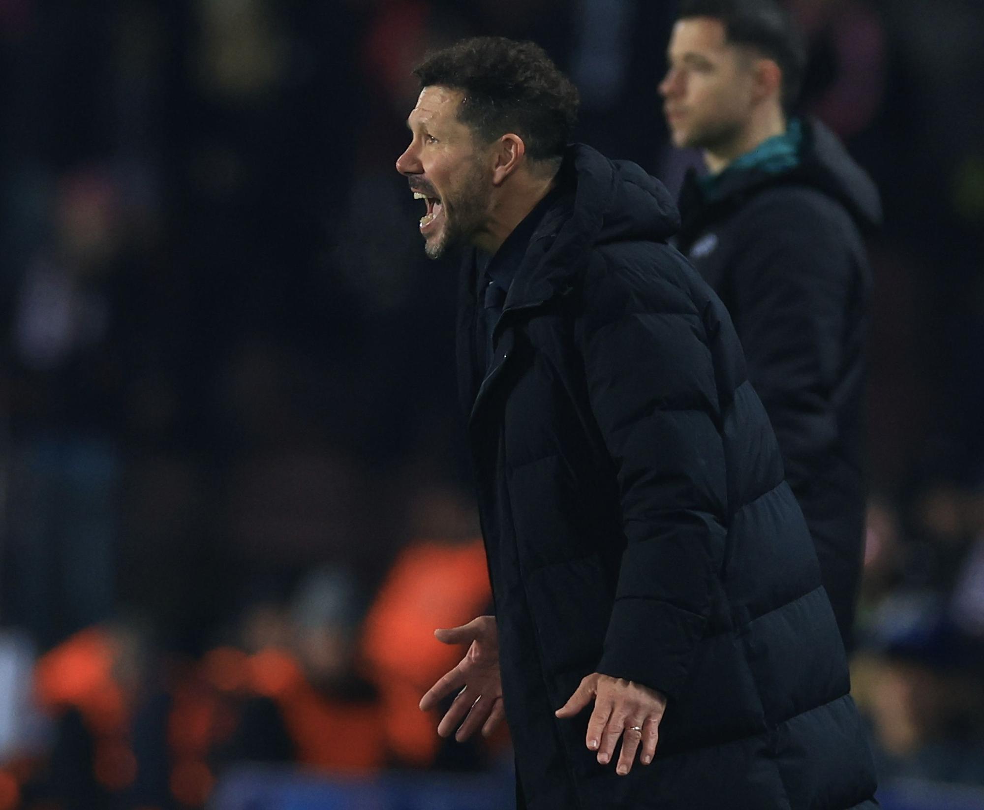 Praga (República Checa), 11/26/2024.- Diego Simeone, entrenador del Atlético de Madrid, reacciona durante el partido de la Liga de Campeones de la UEFA entre Sparta Praga y el Atlético de Madrid en Praga, República Checa, 26 de noviembre de 2024. (Liga de Campeones, República Checa, Praga ) EFE/EPA/MARTIN DIVISEK