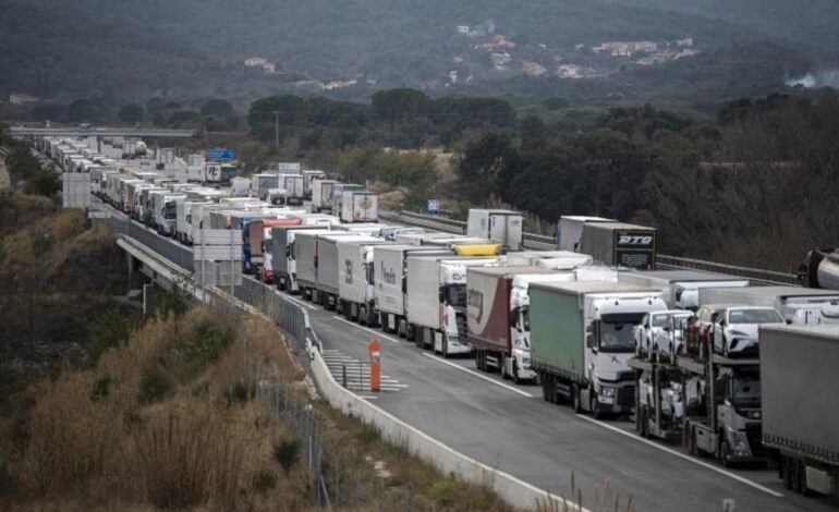 Los transportistas españoles alertan de una semana complicada por las protestas agrícolas en Francia