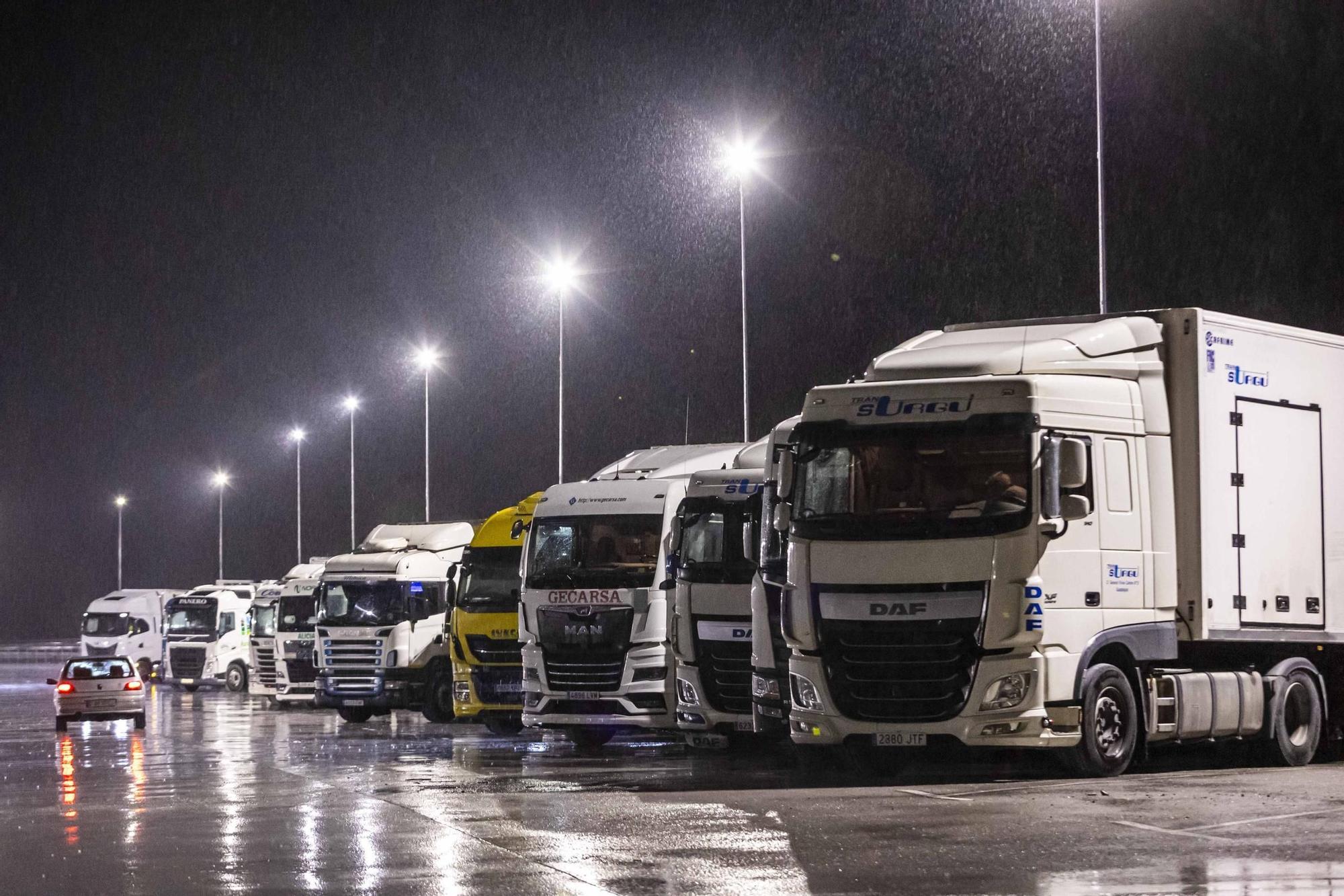 Así esperan los transportistas en Villallana (Lena) tras el cierre del puerto de Pajares al tráfico de camiones por la nieve