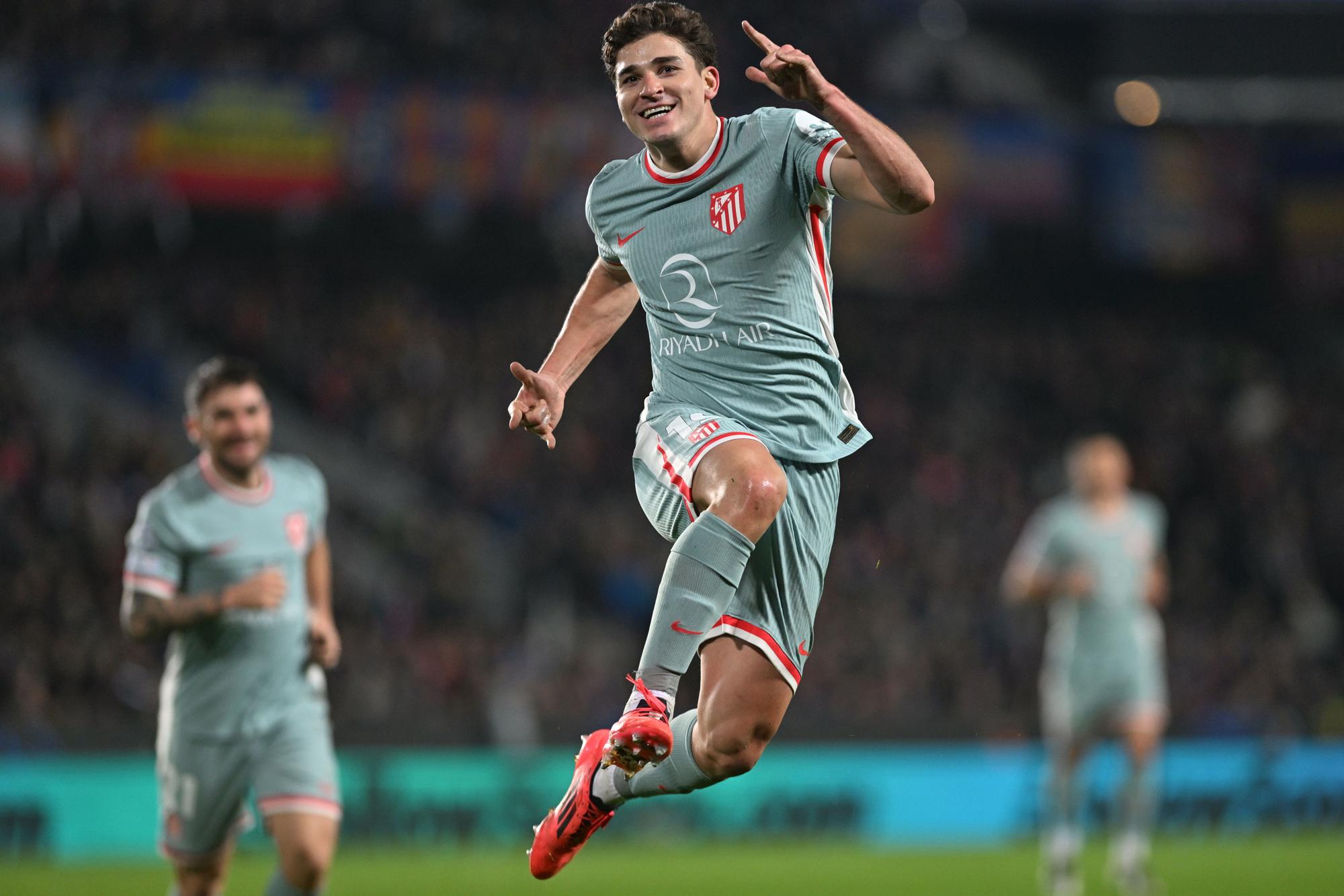 26 de noviembre de 2024, República Checa, Praga: Julian Alvarez, del Atlético de Madrid, celebra marcar el primer gol de su lado durante el partido de fútbol de la Liga de Campeones de la UEFA entre el AC Sparta Praga y el Atlético de Madrid en el epet ARENA. Foto: Øíhová Michaela/CTK/dpa 26/11/2024 SÓLO PARA USO EN ESPAÑA. Øíhová Michaela/CTK/dpa;Deportes;fútbol;deportes;Liga de Campeones de la UEFA - AC Sparta Praga vs Atlético de Madrid;