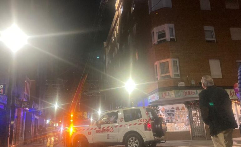 VÍDEO: Intervención de bomberos por avisos de olor a gas y a humo en el centro de Gijón