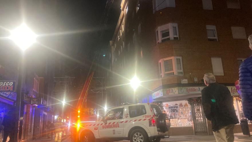 VÍDEO: Intervención de bomberos por avisos de olor a gas y a humo en el centro de Gijón