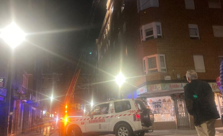 EMERGENCIA BOMBEROS GIJÓN | Gran despliegue de emergencias en Gijón por una gran humareda en un edificio