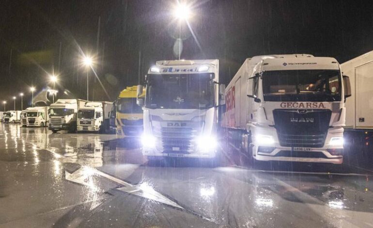 CORTE PAJARES | La nieve da tregua y reabre el puerto de Pajares para camiones tras doce horas de bloqueo