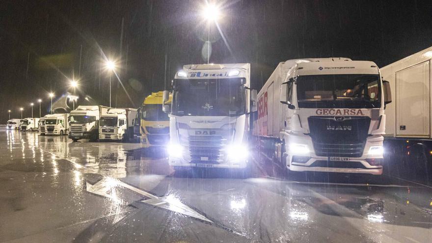 CORTE PAJARES | La nieve da tregua y reabre el puerto de Pajares para camiones tras doce horas de bloqueo