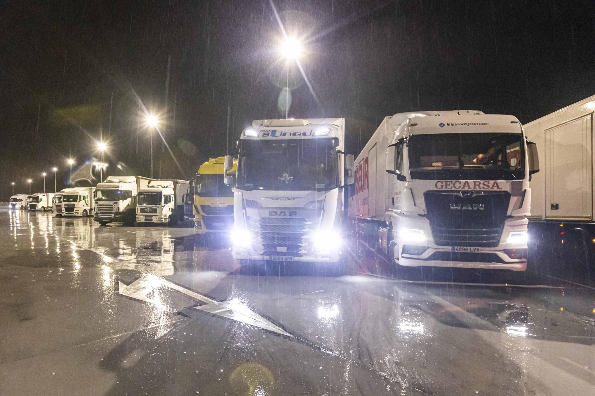 Así esperan los transportistas en Villallana (Lena) tras el cierre del puerto de Pajares al tráfico de camiones por la nieve