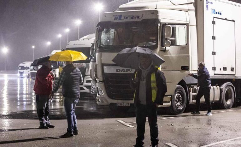 Así esperan los transportistas en Villallana (Lena) tras el cierre del puerto de Pajares al transito de camiones por la nieve