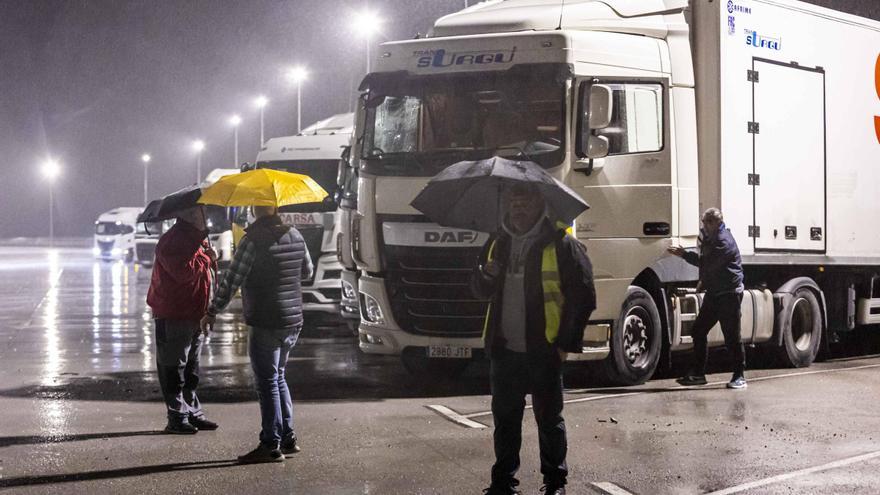 Así esperan los transportistas en Villallana (Lena) tras el cierre del puerto de Pajares al transito de camiones por la nieve