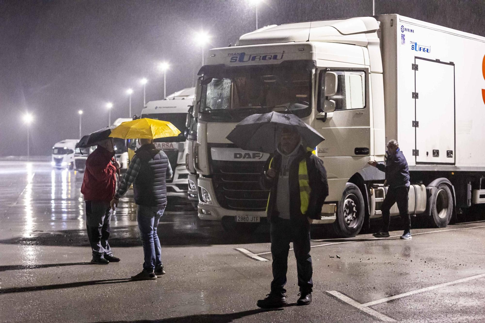 Así esperan los transportistas en Villallana (Lena) tras el cierre del puerto de Pajares al tráfico de camiones por la nieve