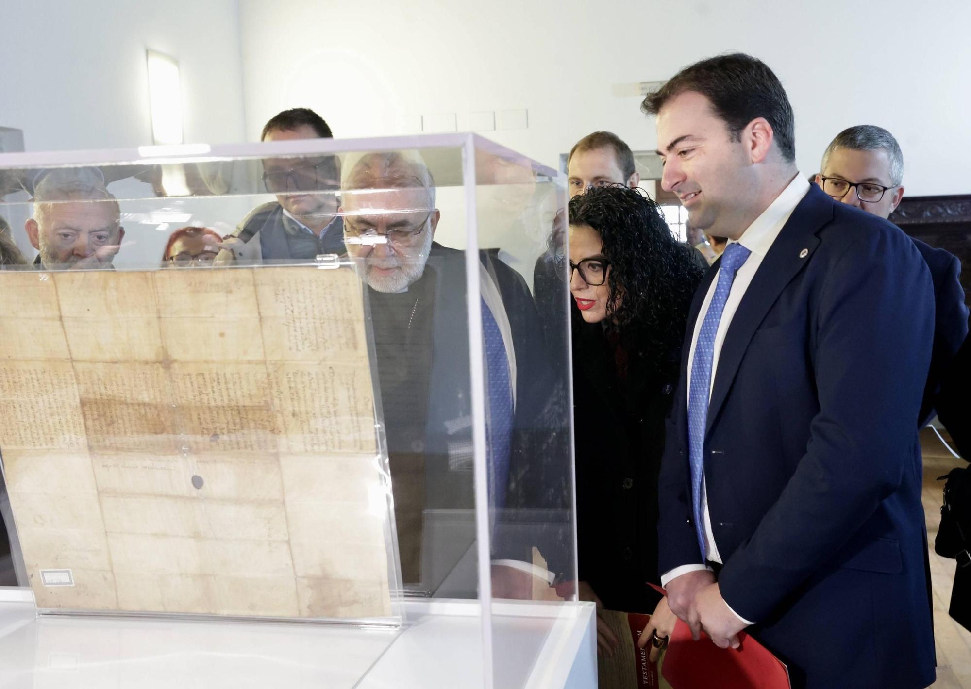 Exposición del documento fundacional del monasterio de San Salvador de Cornellana