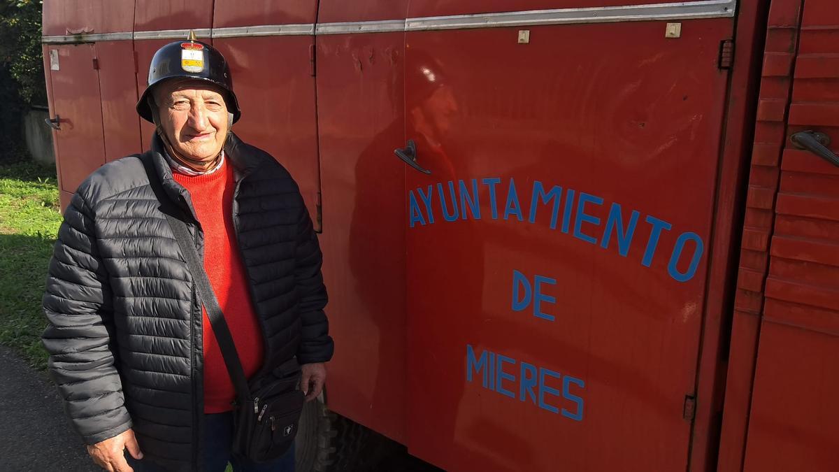 Venancio Zapico, con un casco antiguo del servicio municipal de bomberos.