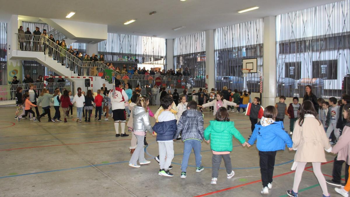 Danza prima y gaitas para cerrar la «Selmana de la Cultura Asturiana» del colegio Jovellanos