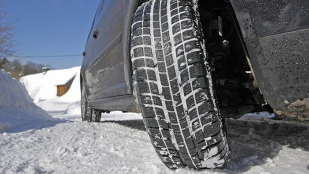 El fallo más habitual de los conductores cuando ponen los neumáticos de invierno en el coche