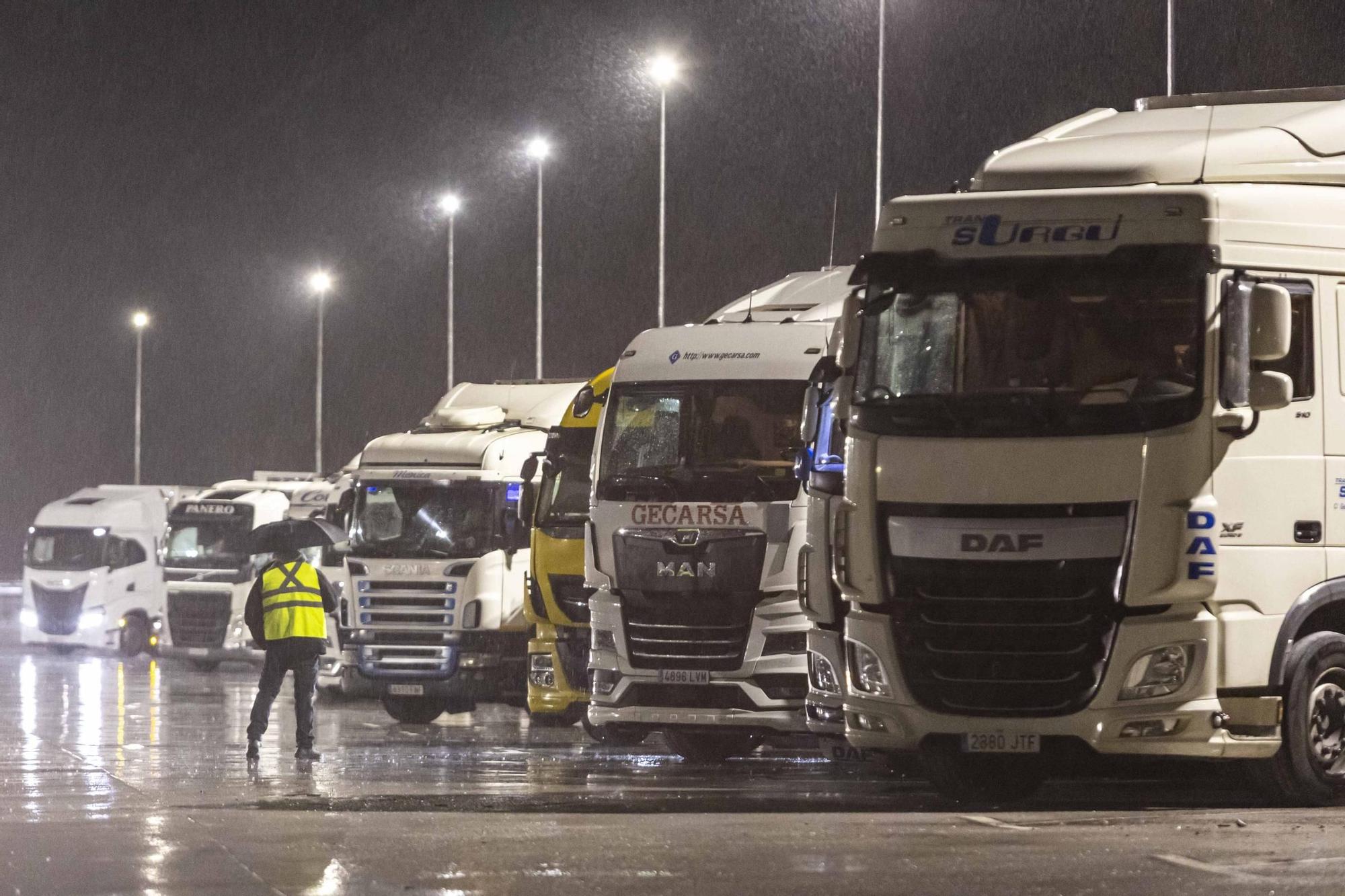 Así esperan los transportistas en Villallana (Lena) tras el cierre del puerto de Pajares al tráfico de camiones por la nieve