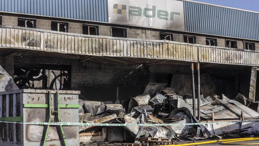 INCENDIO POLÍGONO ASTURIAS | ¿Qué pasó en el polígono de Silvota? El fuego pasó del contenedor a las naves en minutos debido al viento