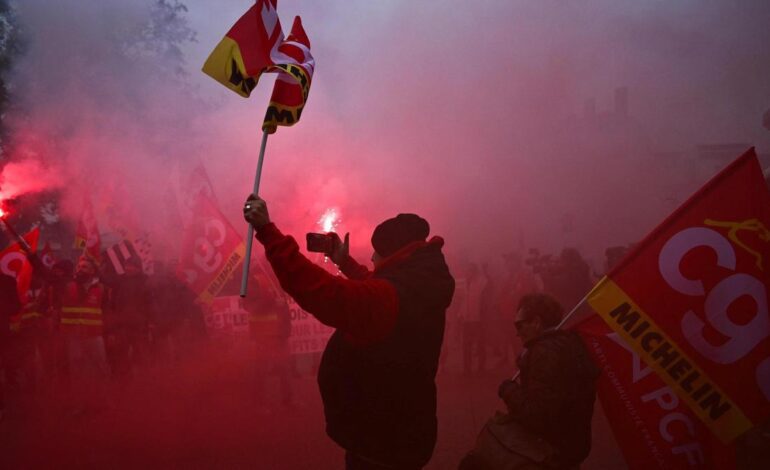 Los sindicatos presionan al gobierno de Francia con huelgas durante las Navidades