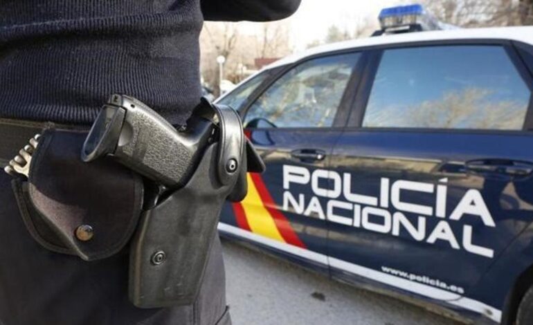 RESCATE LADRÓN SUICIDA | La Policía salva a un ladrón que amenazaba con tirarse desde un andamio al ser sorprendido por los agentes