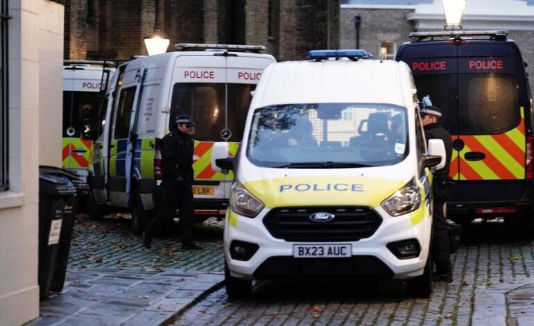 La Policía efectúa una explosión controlada al hallar un paquete sospechoso junto a la embajada de EEUU en Londres