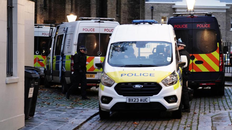 La Policía efectúa una explosión controlada al hallar un paquete sospechoso junto a la embajada de EEUU en Londres