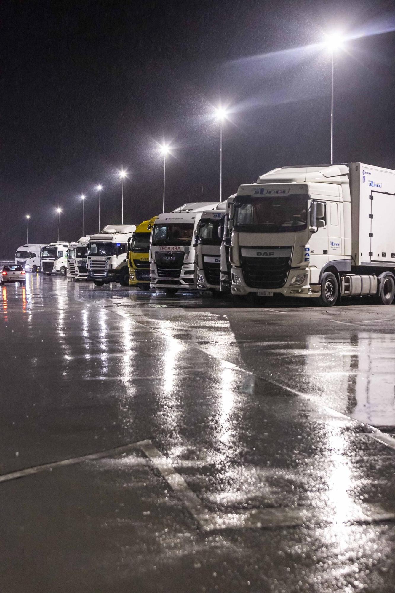 Así esperan los transportistas en Villallana (Lena) tras el cierre del puerto de Pajares al tráfico de camiones por la nieve