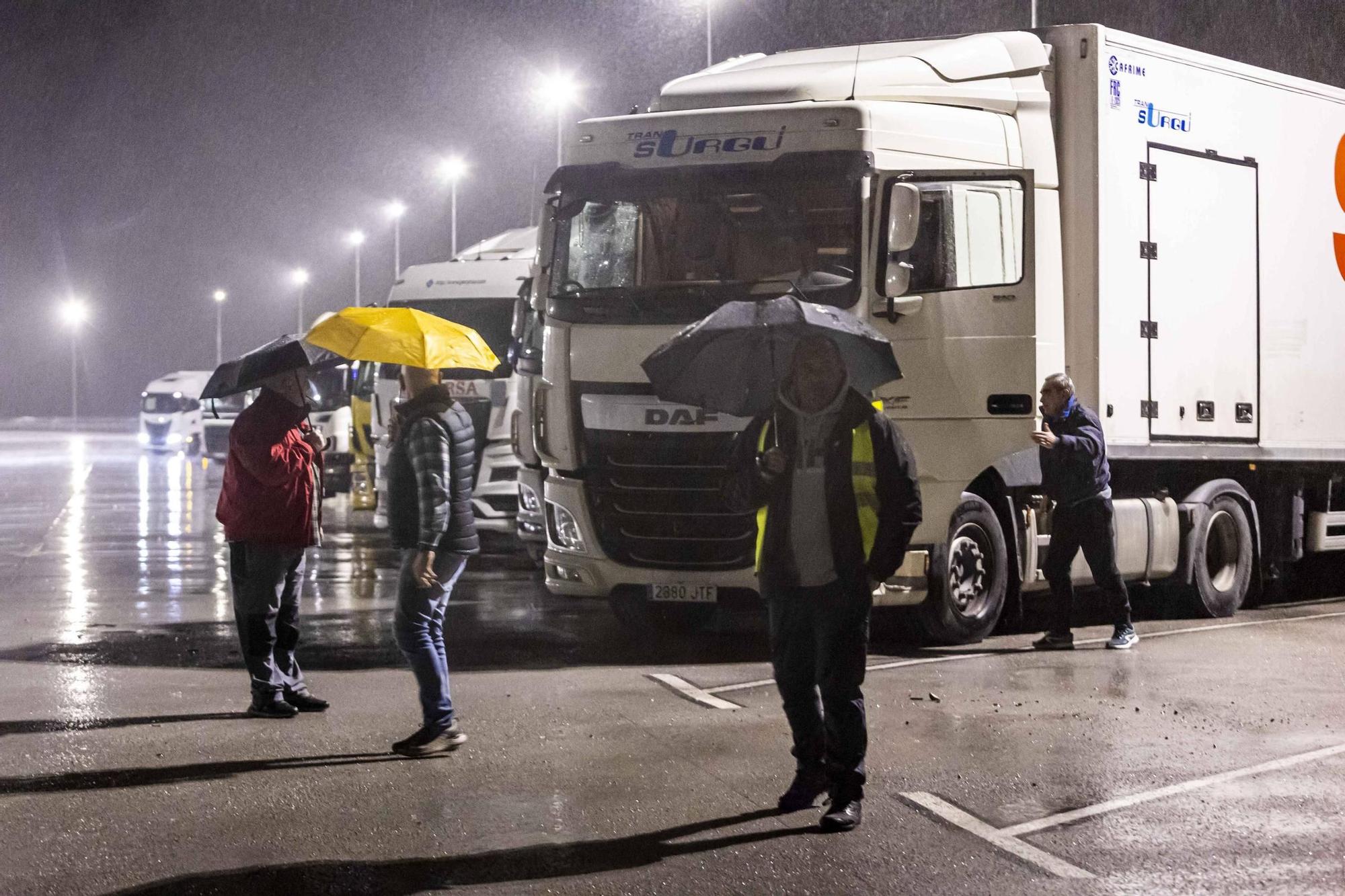 Así esperan los transportistas en Villallana (Lena) tras el cierre del puerto de Pajares al tráfico de camiones por la nieve