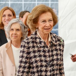 La Reina Sofía con broche de la marca española Luz Camino