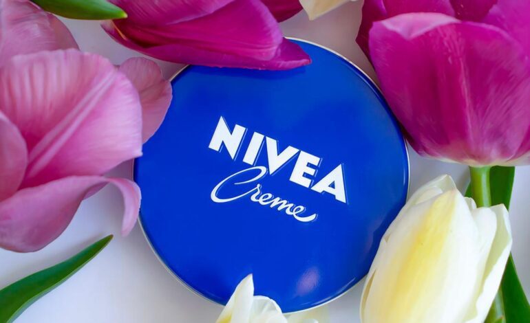 NIVEA EN CUERO | Cuchara de Nivea y limón: e truco para recuperar nuestras cazadoras y bolsos de cuero y borrar manchas de humedad y vejez