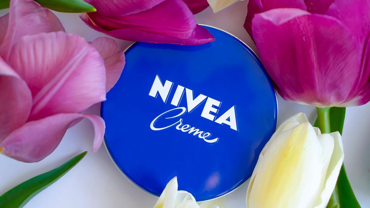 NIVEA EN CUERO | Cuchara de Nivea y limón: e truco para recuperar nuestras cazadoras y bolsos de cuero y borrar manchas de humedad y vejez