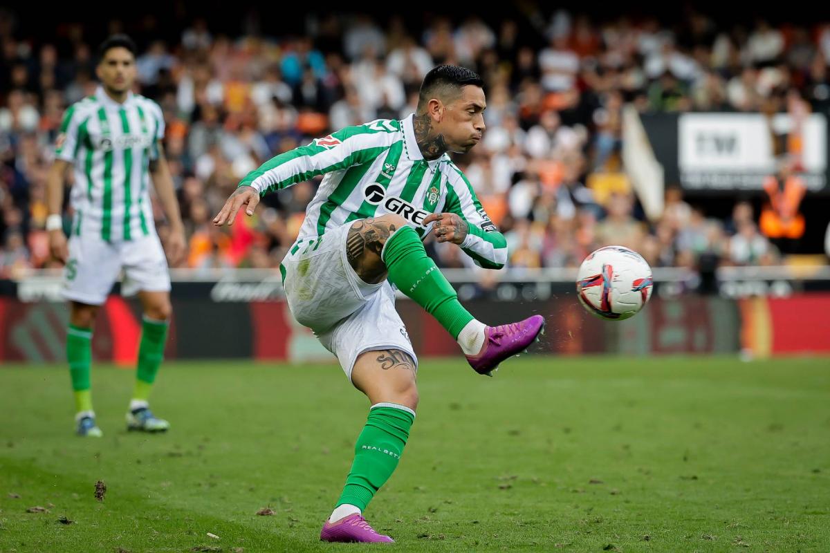 Betis: Chimy Ávila, «anonadado» tras la debacle en Mestalla: «Venimos de varios partidos pidiendo perdón»