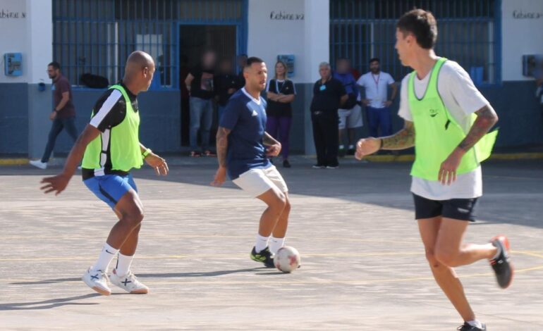 Las Palmas: Jonathan Viera pasa una tarde de fútbol junto a los internos del Centro Penitenciario Las Palmas I