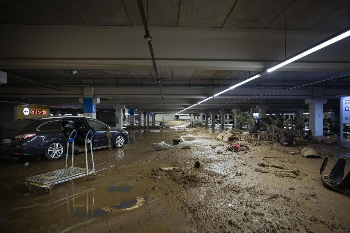 Así quedó el aparcamiento de Ikea Alfafar en el nivel de superficie tras las inundaciones.