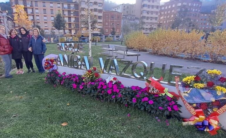 Mieres abraza el recuerdo de Aníbal Vázquez con flores y un cariñoso vídeo conmemorativo