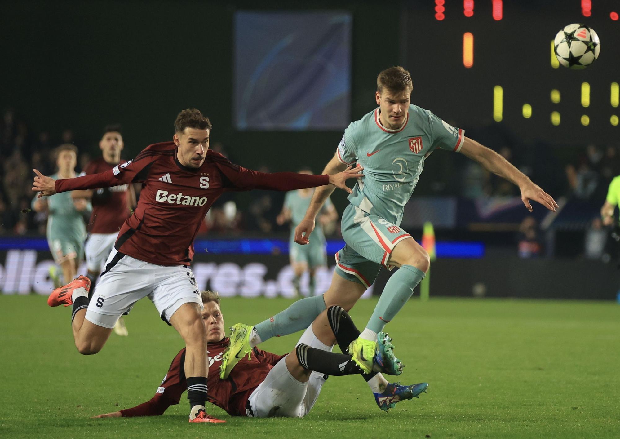 Praga (República Checa), 11/26/2024.- Matej Rynes (L) de Sparta en acción contra Alexander Sorloth del Atlético de Madrid durante el partido de la Liga de Campeones de la UEFA entre Sparta Praga y el Atlético de Madrid en Praga, República Checa, 26 de noviembre de 2024. (Liga de Campeones, República Checa, Praga) EFE/EPA/MARTIN DIVISEK