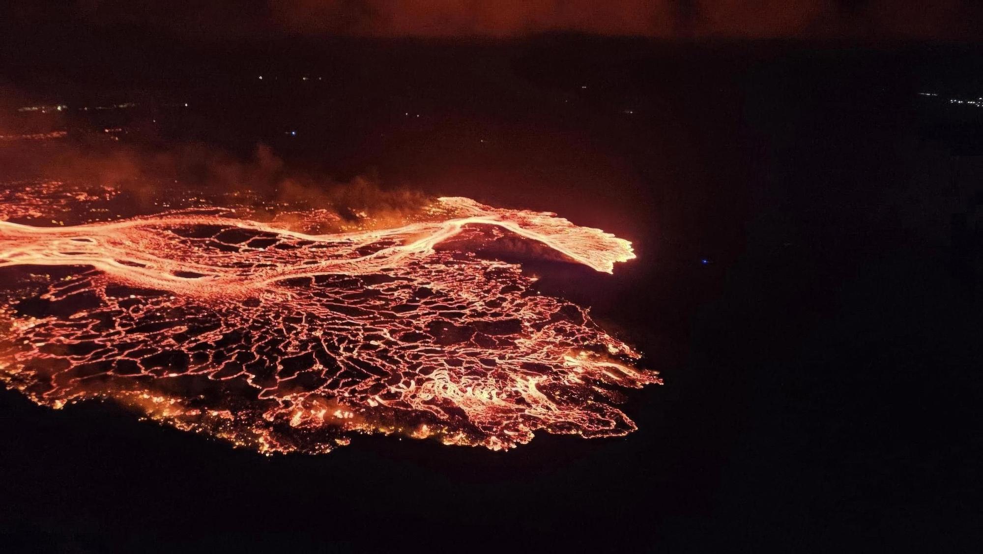 Archivo - Volcán cerca de la ciudad de Grindavik, Islandia