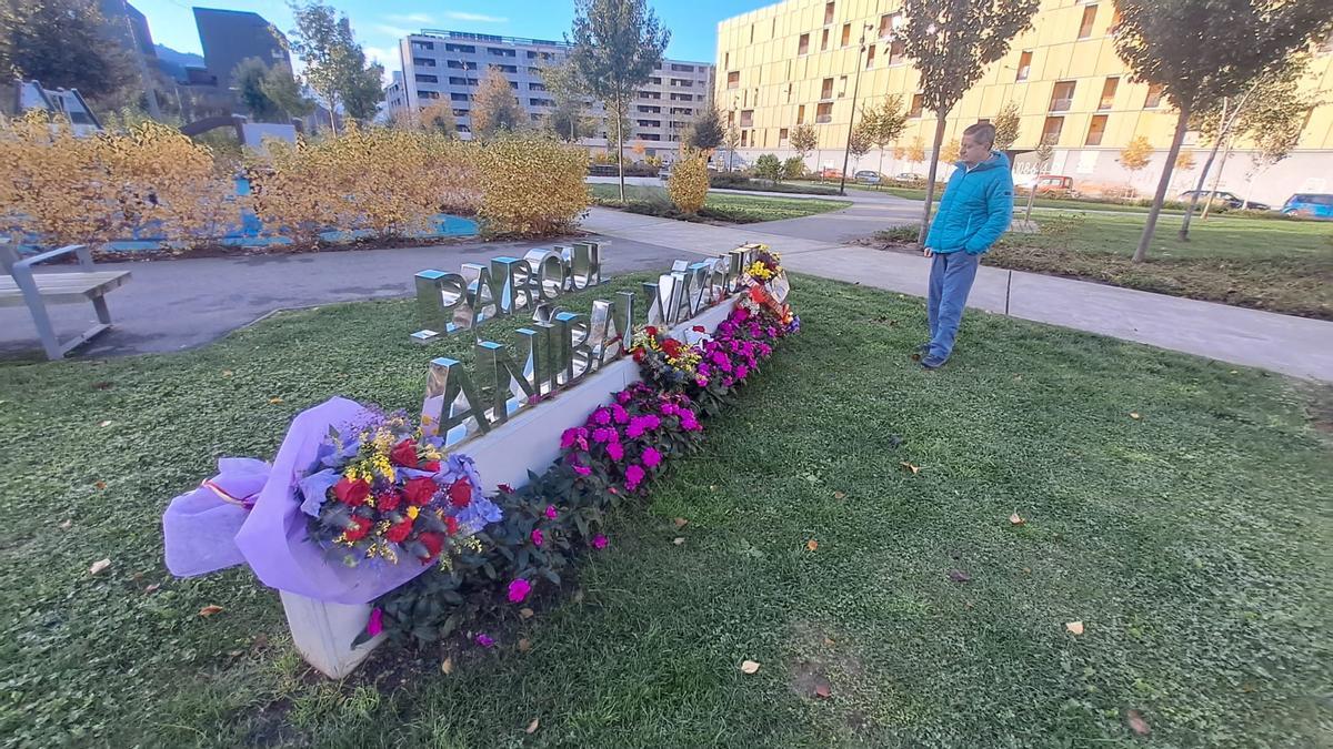 Jesús Campo, onservando las flores depositadas en el parque Aníbal Vázquez.