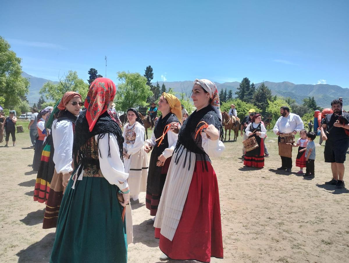 Bailes regionales asturianos en la última romería que se celebró, este año, en El Mollar